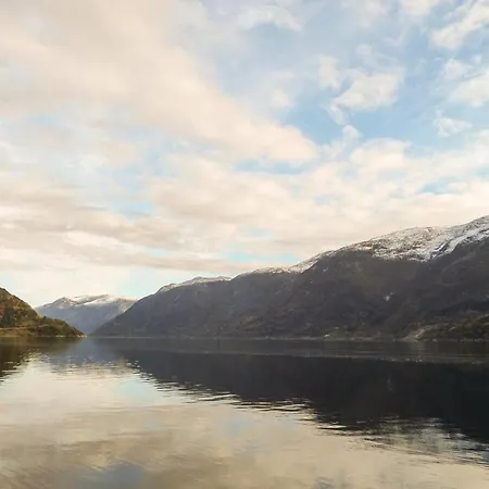 3 Bedroom Pet Friendly In Vallavik